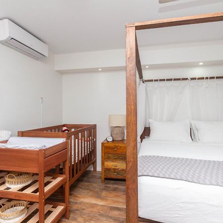 Luxury Pool Side Apartment In Beachfront Resort Cairns Eksteriør billede