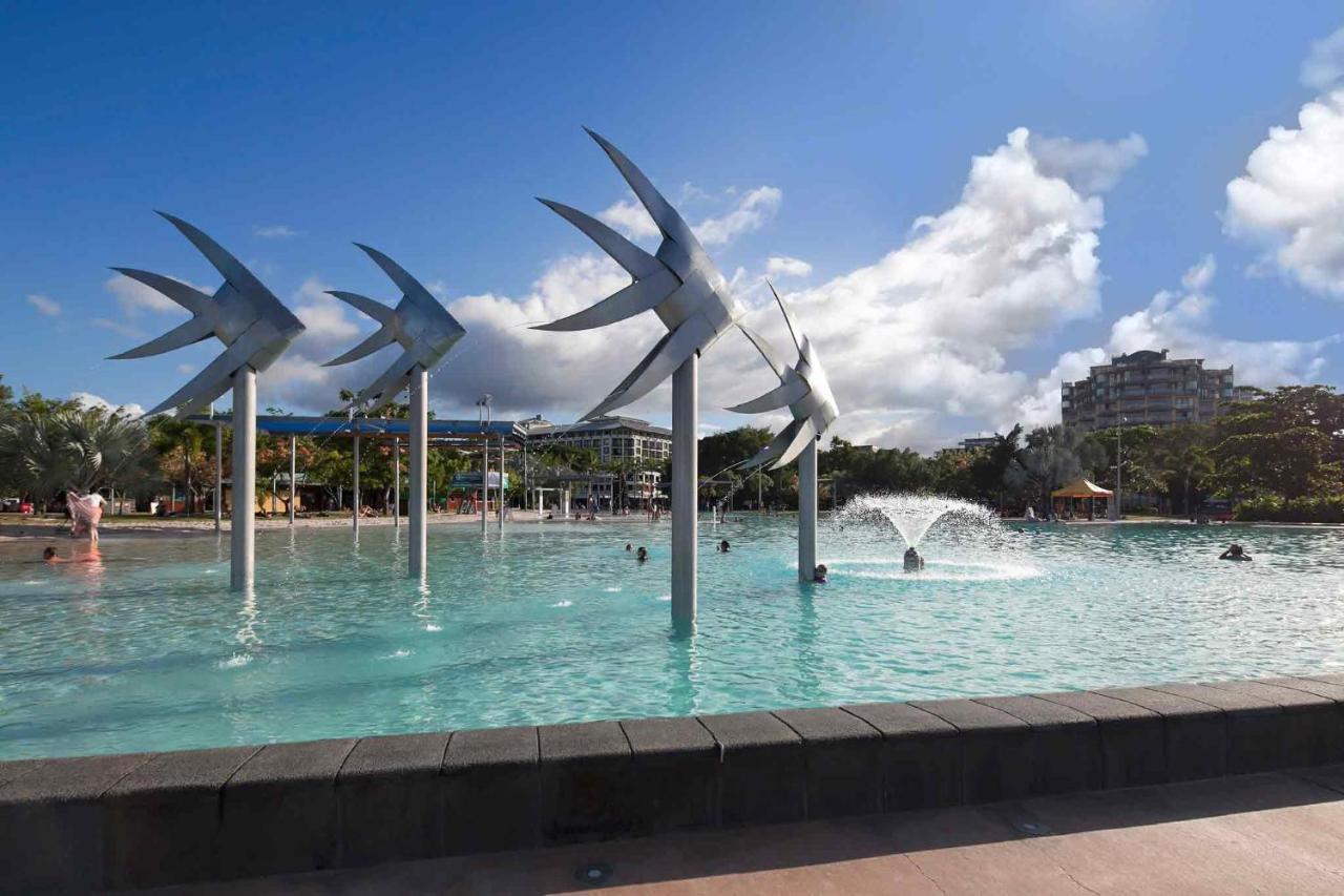 Luxury Pool Side Apartment In Beachfront Resort Cairns Eksteriør billede