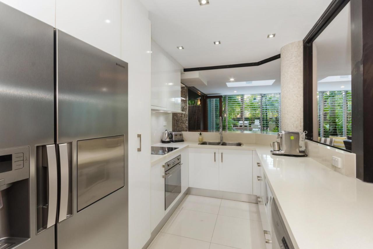 Luxury Pool Side Apartment In Beachfront Resort Cairns Eksteriør billede