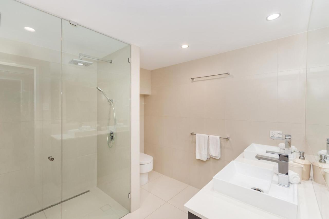 Luxury Pool Side Apartment In Beachfront Resort Cairns Eksteriør billede