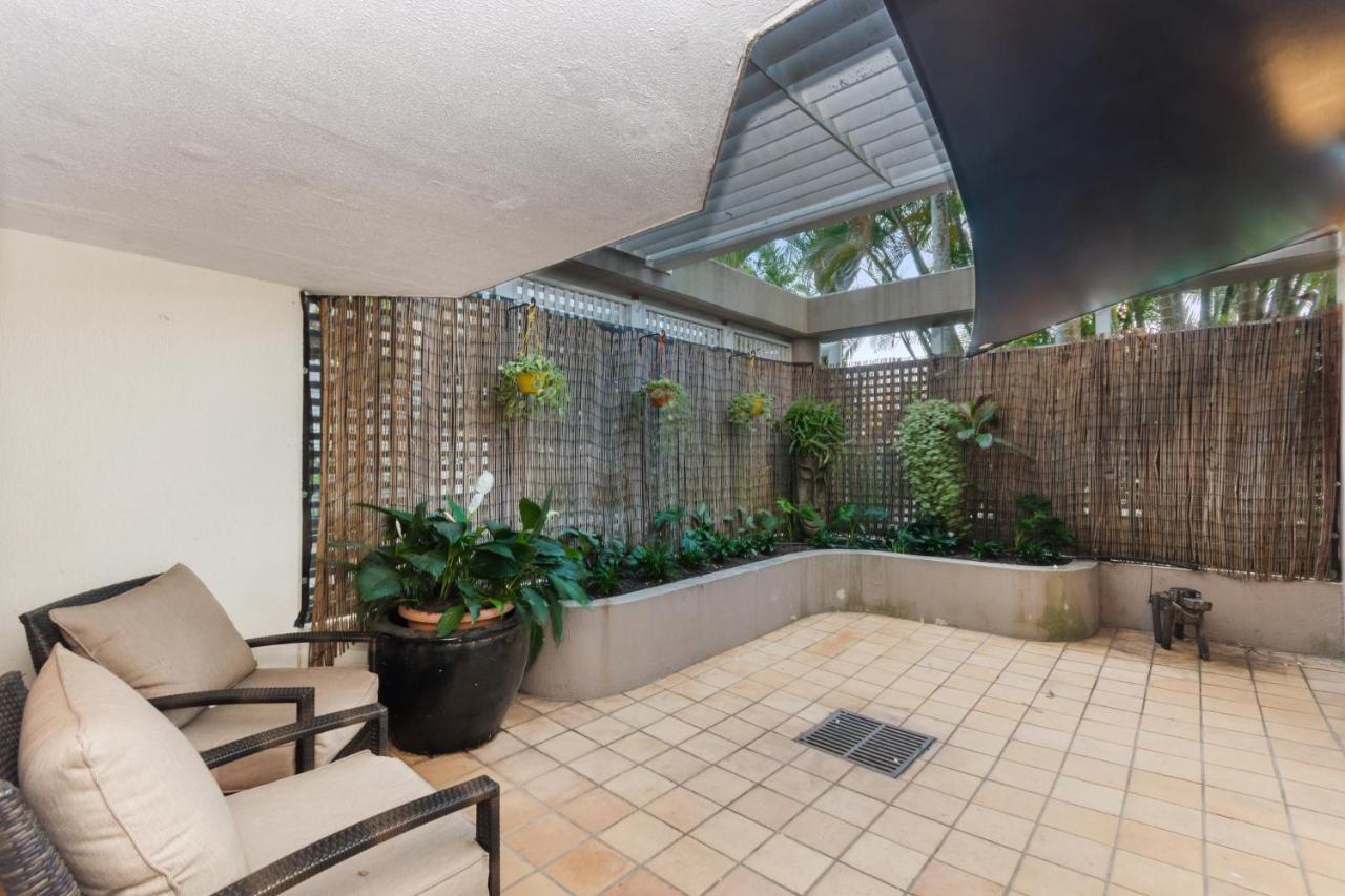 Luxury Pool Side Apartment In Beachfront Resort Cairns Eksteriør billede