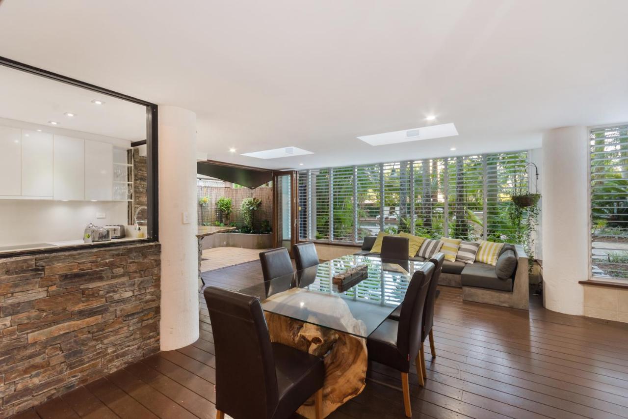 Luxury Pool Side Apartment In Beachfront Resort Cairns Eksteriør billede