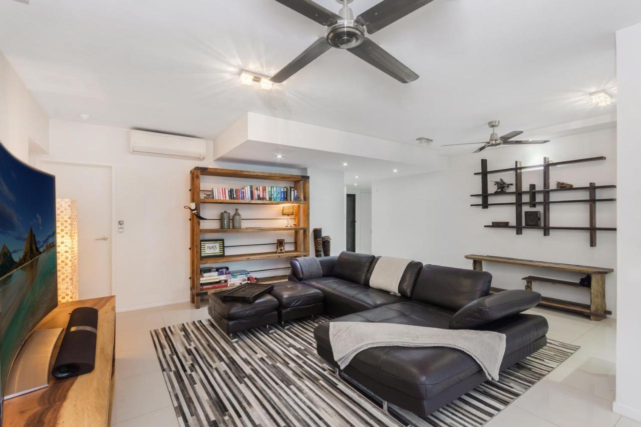 Luxury Pool Side Apartment In Beachfront Resort Cairns Eksteriør billede