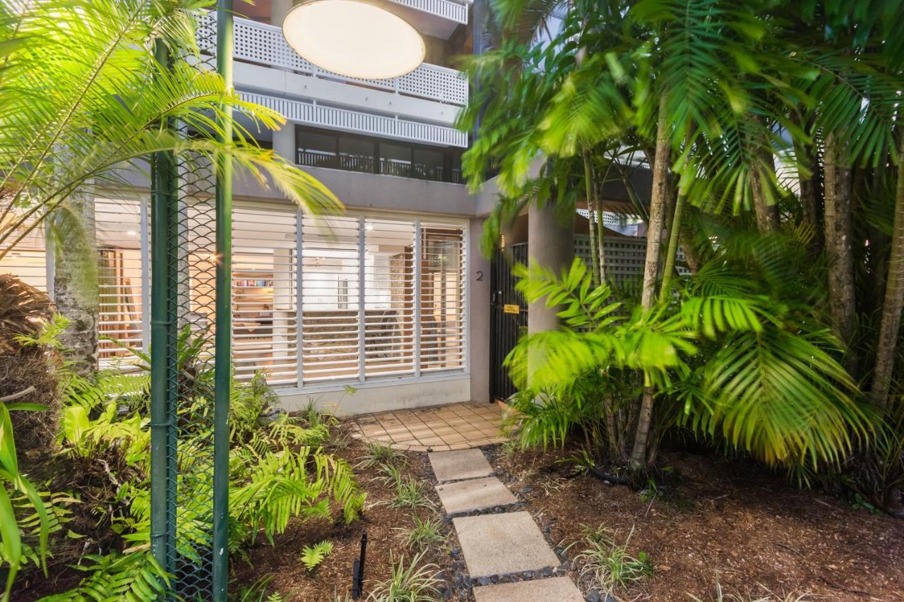 Luxury Pool Side Apartment In Beachfront Resort Cairns Eksteriør billede